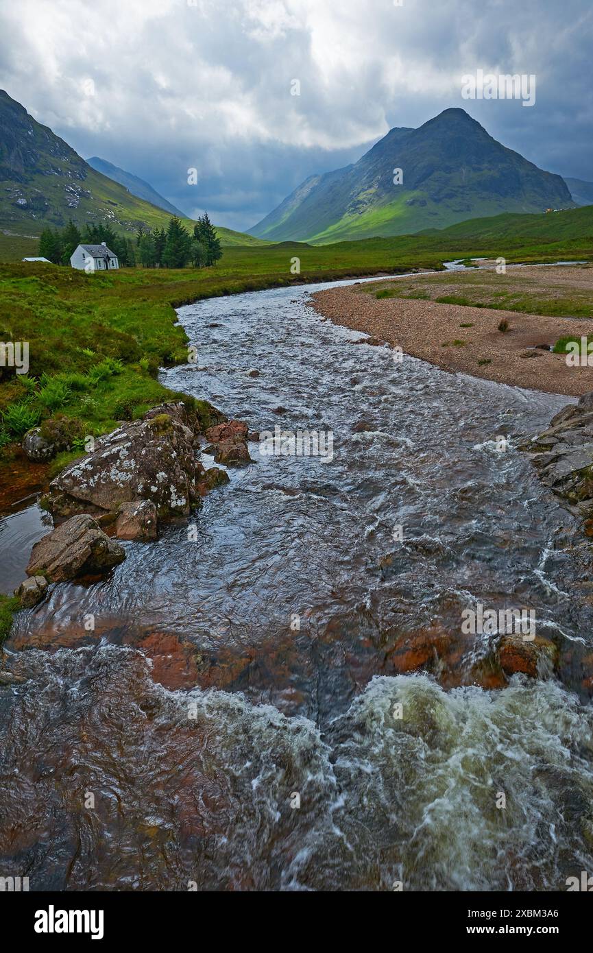 La petite maison blanche, Lagangarbh, sur les rives de la rivière Coupall et sur les pentes de Stob Dearg, Buachaille Etive Mor à la tête de Glencoe. Banque D'Images