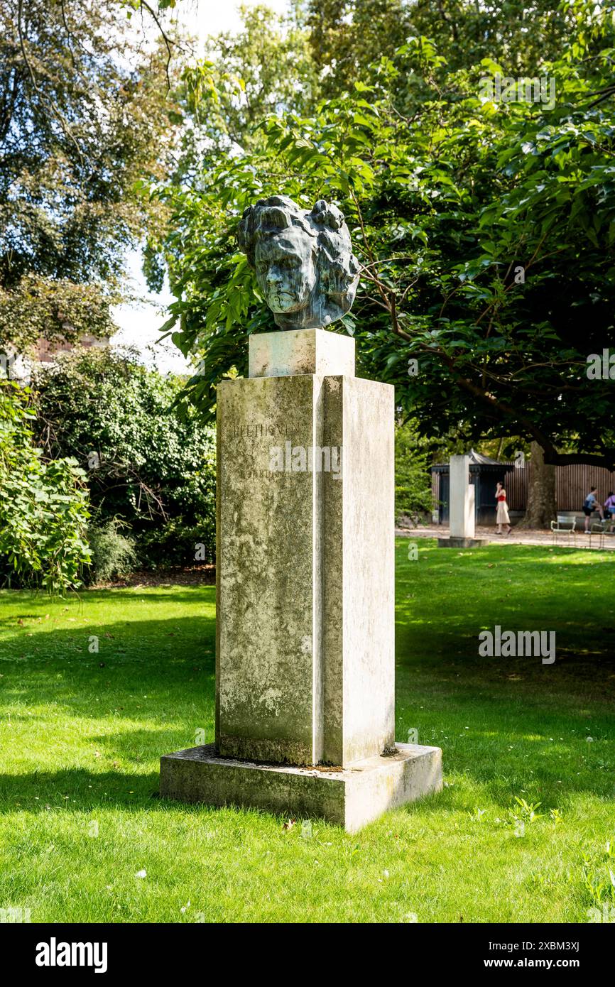 Monument au compositeur allemand Ludwig van Beethoven à l'intérieur du jardin du Luxembourg dans le 6ème arrondissement de Paris, Paris, France. Banque D'Images