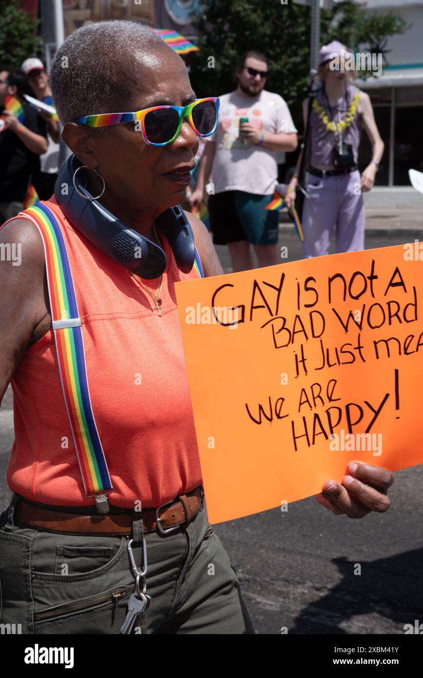 Femme tient un signe qui dit, Gay n'est pas un mauvais mot, cela signifie juste que nous sommes heureux! Dans Pride Parade 2024, sur la route 66 à Albuquerque, Nouveau Mexique, États-Unis. Banque D'Images