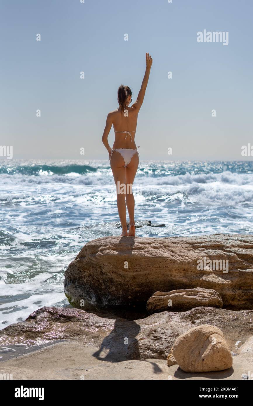 Femme brune en Bikini face à la mer sur Cabo de Gata Beach Andalousie, Espagne Banque D'Images