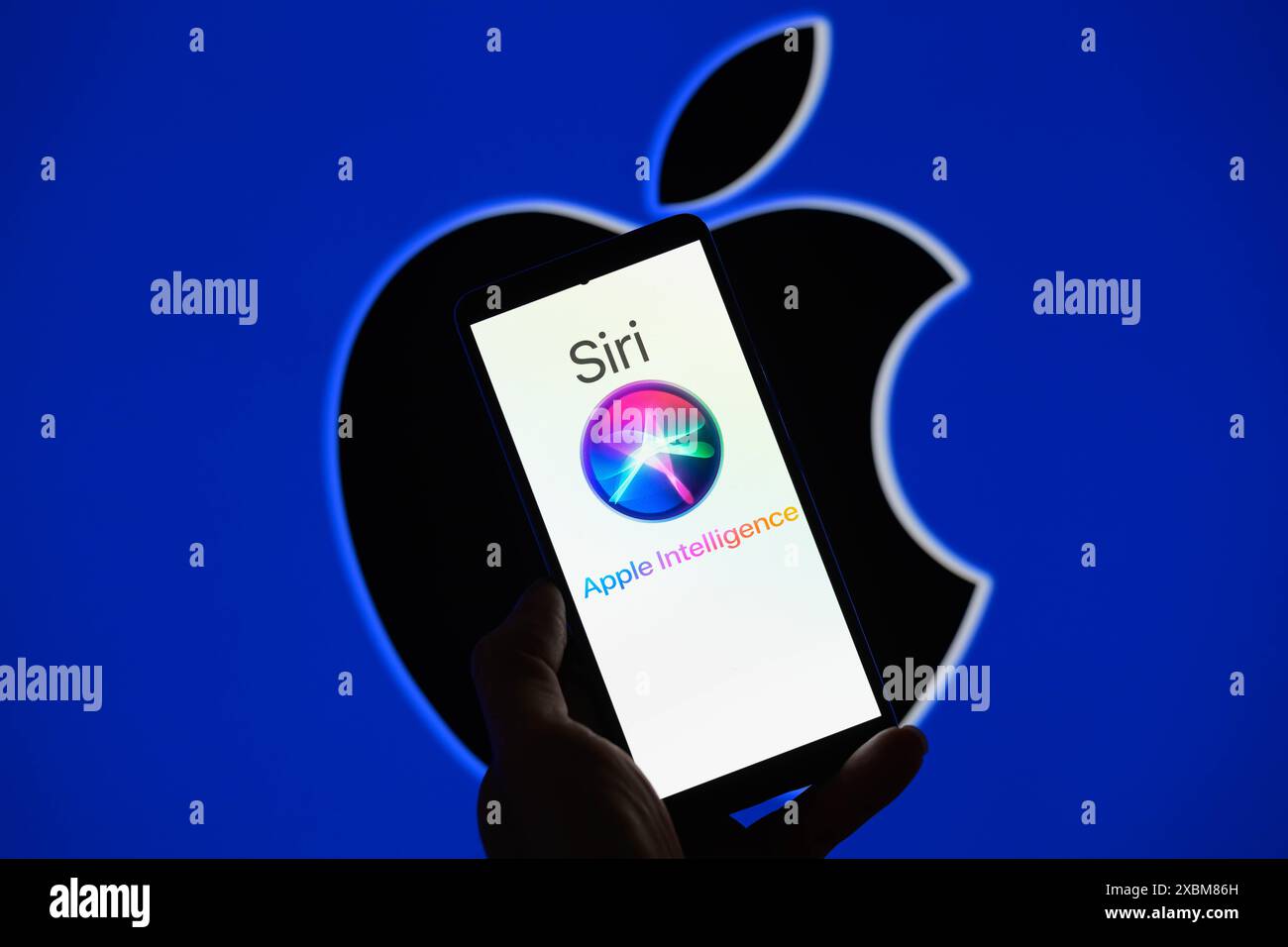 Bruxelles, Belgique. 12 juin 2024. L’icône Apple Siri ai est affichée sur un smartphone, dans cette illustration photo. Prise à Bruxelles, Belgique. Le 12 juin 2024. (Jonathan Raa/Sipa USA) *** strictement à des fins éditoriales *** crédit : Sipa USA/Alamy Live News Banque D'Images