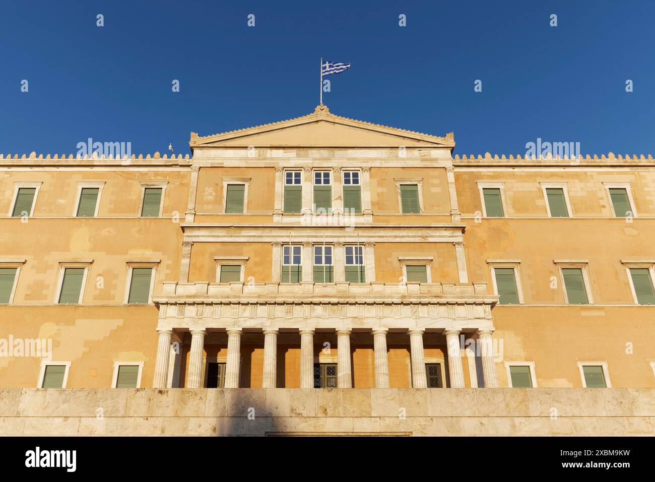 Bâtiment du Parlement dans la lumière du soir, ancien palais royal, place Syntagma, Athènes, Grèce Banque D'Images