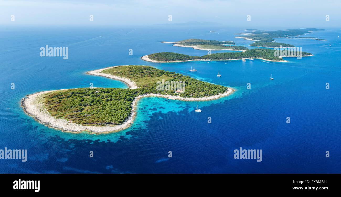 Pakleni ou Paklinski îles au large de l'île de Hvar, Dalmatie, Croatie Banque D'Images Pakleni ou Paklinski îles au large de l'île de Hvar, Dalmatie, Croatie Banque D'Images