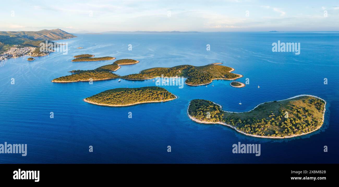 Pakleni ou Paklinski îles au large de l'île de Hvar, Dalmatie, Croatie Banque D'Images Pakleni ou Paklinski îles au large de l'île de Hvar, Dalmatie, Croatie Banque D'Images
