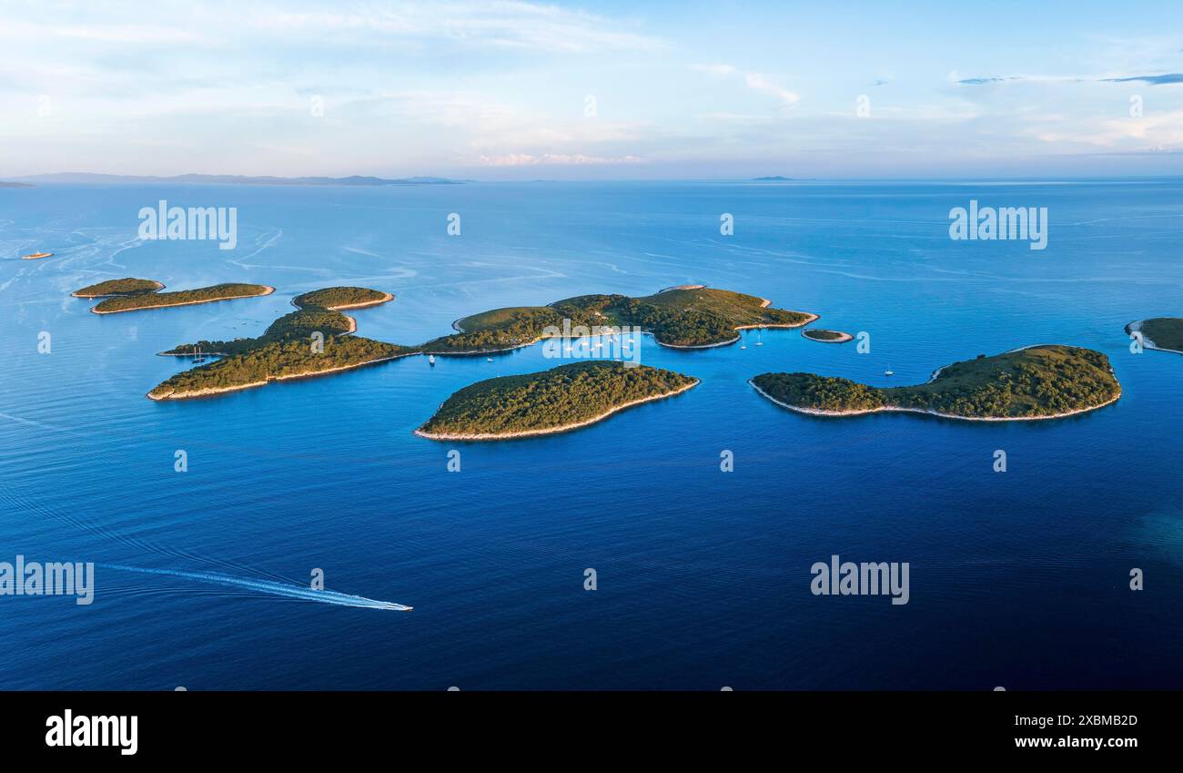 Pakleni ou Paklinski îles au large de l'île de Hvar, Dalmatie, Croatie Banque D'Images Pakleni ou Paklinski îles au large de l'île de Hvar, Dalmatie, Croatie Banque D'Images