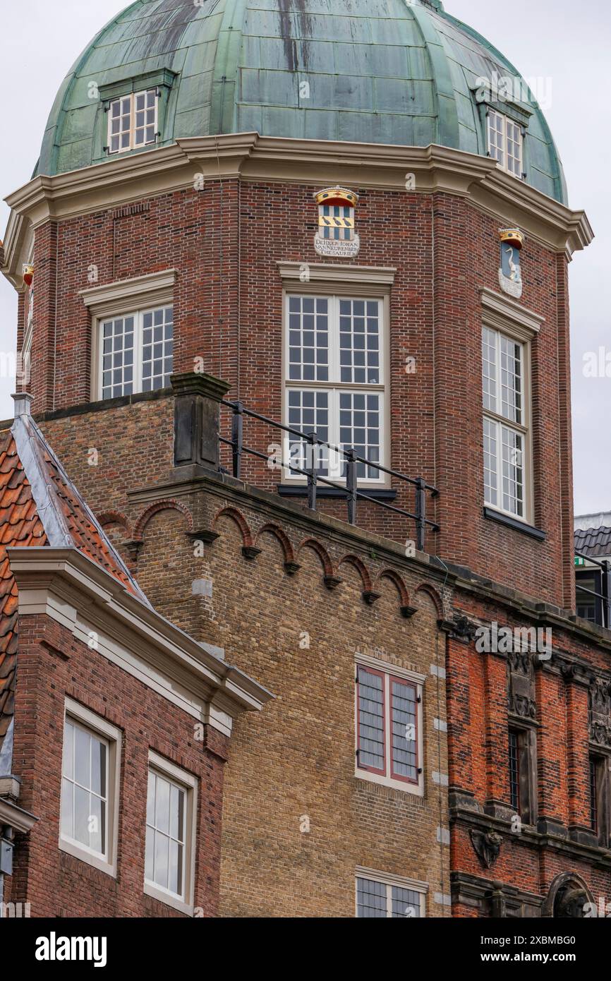 Gros plan d'un bâtiment historique avec un dôme distinctif sous un ciel nuageux, Dordrecht, hollande, pays-bas Banque D'Images