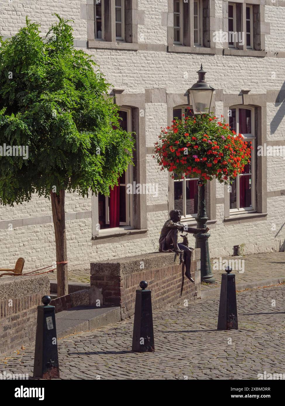 Place de la ville historique avec lanterne, panier suspendu, arbre et une sculpture en bronze, Maastricht, limbourg, pays-bas Banque D'Images