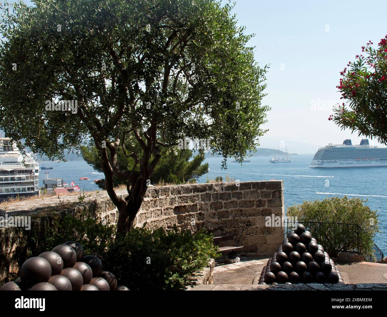 Vue sur la mer avec plusieurs navires, entouré d'arbres et d'un mur de pierre naturelle, monte carlo, monaco, france Banque D'Images