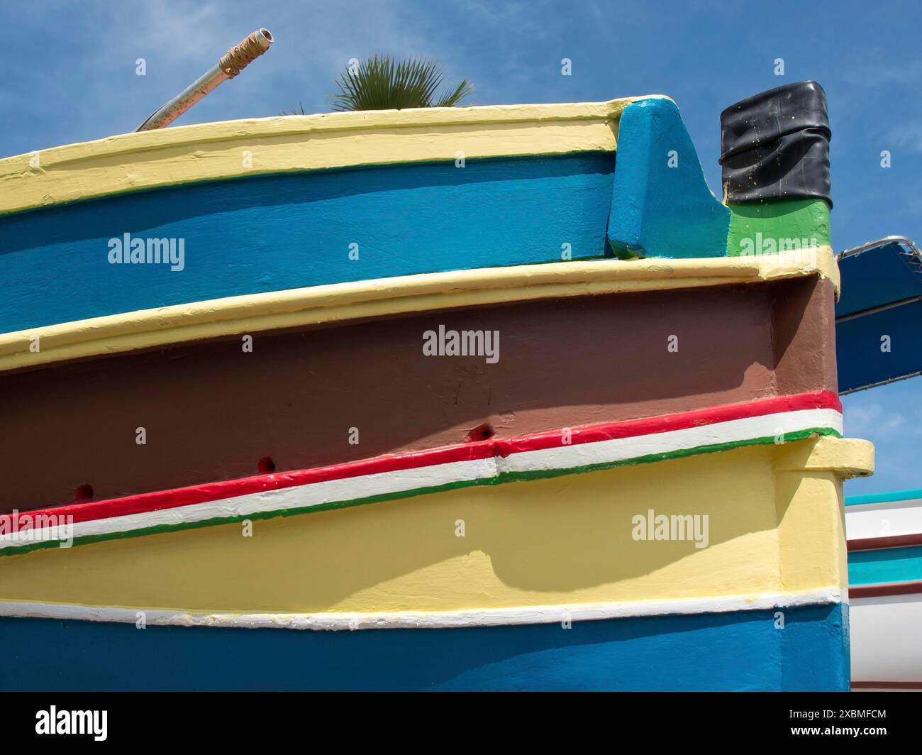 Bateau multicolore de côté avec ciel bleu en arrière-plan, marsaxlokk, mer méditerranée, malte Banque D'Images