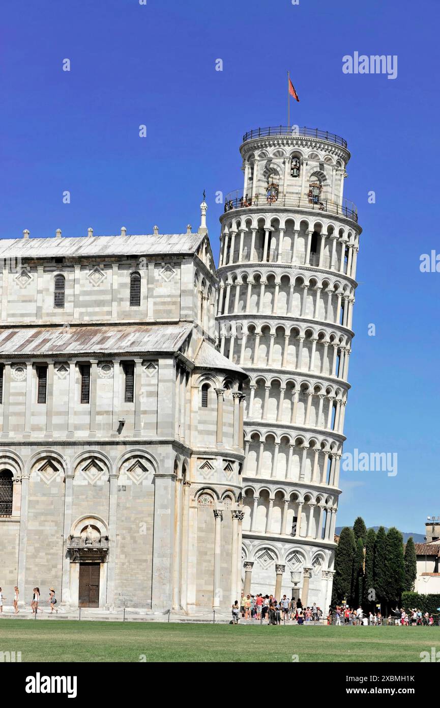 Patrimoine mondial de l'UNESCO, Pise, Toscane, Italie, Europe, penchée Tour de Pise près d'une église, monument historique populaire sous un ciel clair Banque D'Images