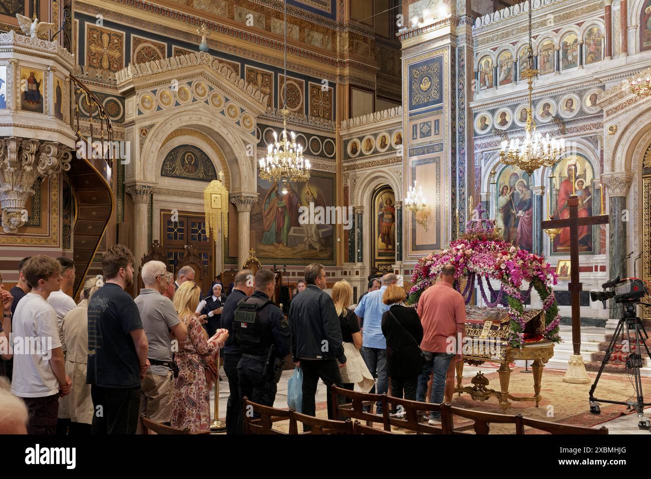 Fidèles à la cérémonie du vendredi Saint, Cathédrale orthodoxe grecque de l'Annonciation, Mitropolis, Athènes, Grèce Banque D'Images