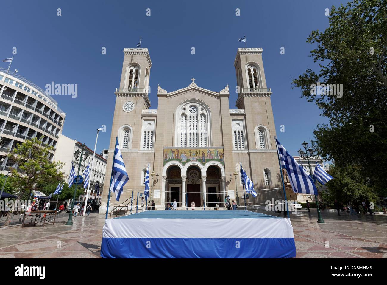Cathédrale orthodoxe grecque de l'Annonciation, scène décorée aux couleurs nationales grecques, Athènes, Grèce Banque D'Images