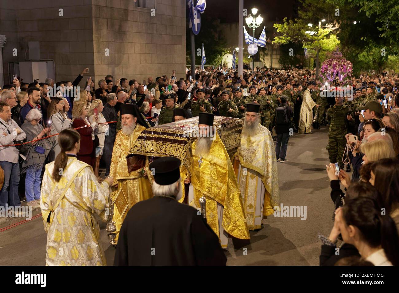 Cortège orthodoxe grec du vendredi Saint, presbytres en vêtements liturgiques, Cathédrale de l'Annonciation, Mitropolis, Athènes, Grèce Banque D'Images