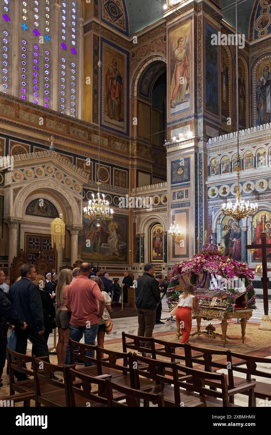 Fidèles à la cérémonie du vendredi Saint, Cathédrale orthodoxe grecque de l'Annonciation, Mitropolis, Athènes, Grèce Banque D'Images