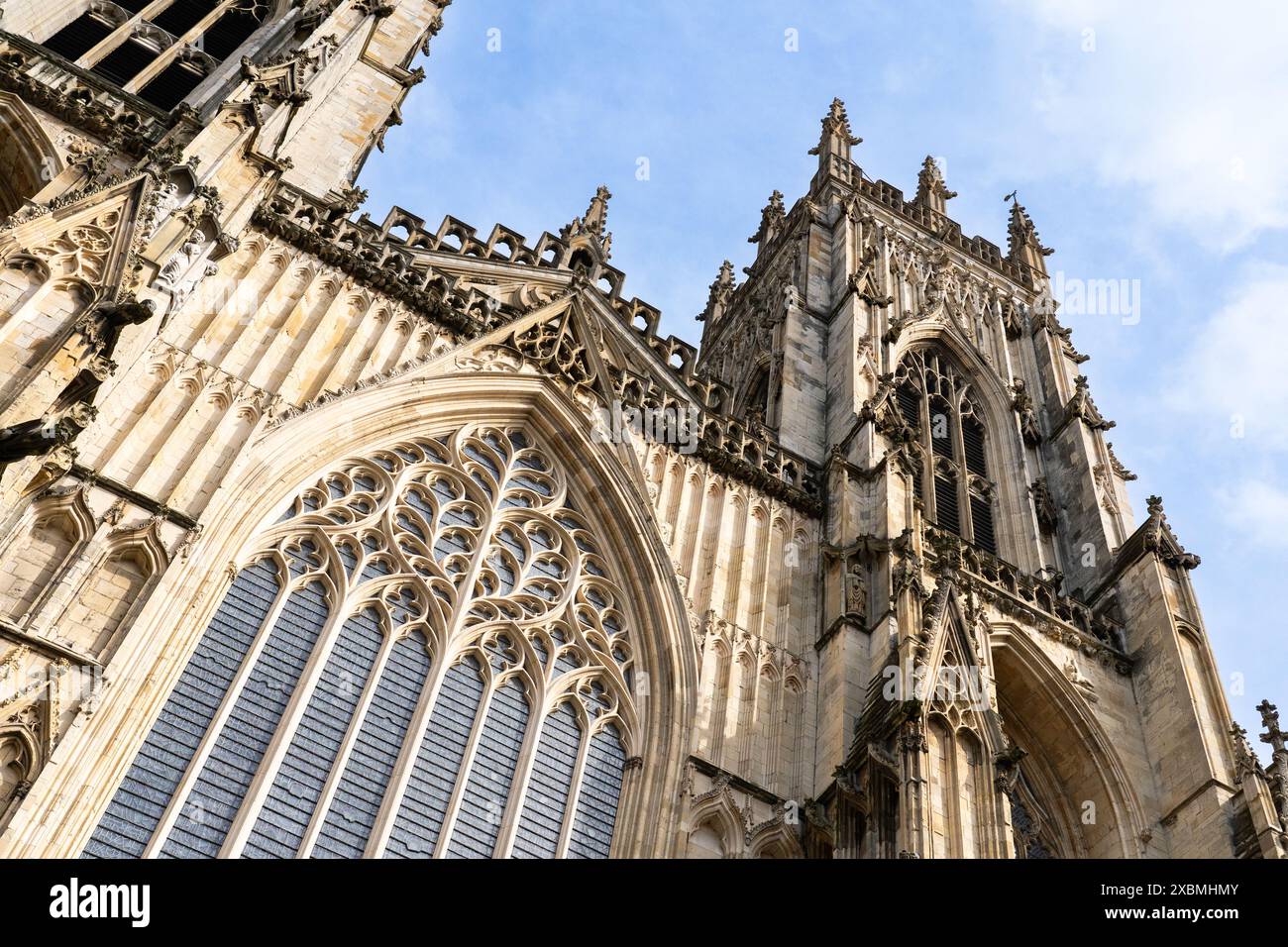 La grande fenêtre est de York Minster - une cathédrale de style gothique à York, Yorkshire du Nord, Angleterre, Royaume-Uni, qui est le siège de l'archevêque d'York Banque D'Images