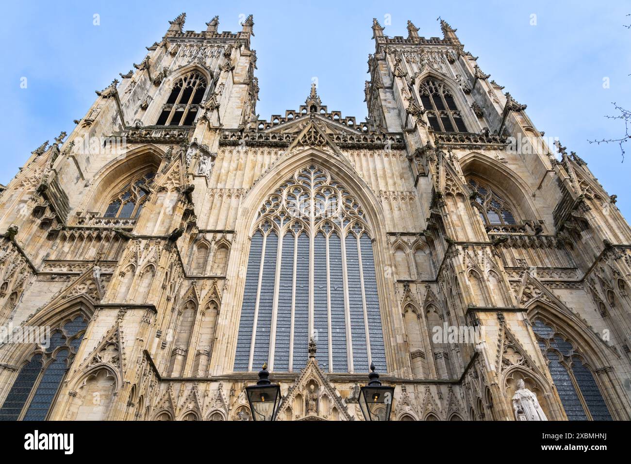 La grande fenêtre est de York Minster - une cathédrale de style gothique à York, Yorkshire du Nord, Angleterre, Royaume-Uni, qui est le siège de l'archevêque d'York Banque D'Images