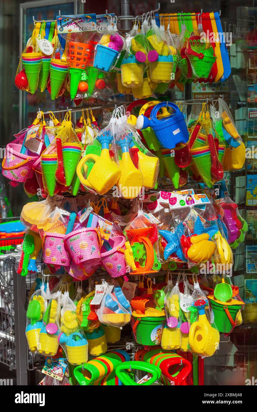 Jouet en plastique coloré devant un magasin de 1 euro, Allemagne Banque D'Images