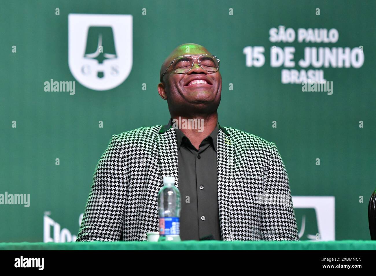 12 juin 2024, Sao Paulo, SÃ£O Paulo, Brésil, Brésil : Anderson 'Spider' Silva rit pendant la nuit Spaten Fight - Silva x Sonnen : Journée des médias au B32 Faria Lima Building le 12 juin 2024 à Sao Paulo, Brésil. (Photo de Leandro Bernardes/PxImages) (crédit image : © Leandro Bernardes/PX Imagens via ZUMA Press Wire) USAGE ÉDITORIAL SEULEMENT! Non destiné à UN USAGE commercial ! Banque D'Images