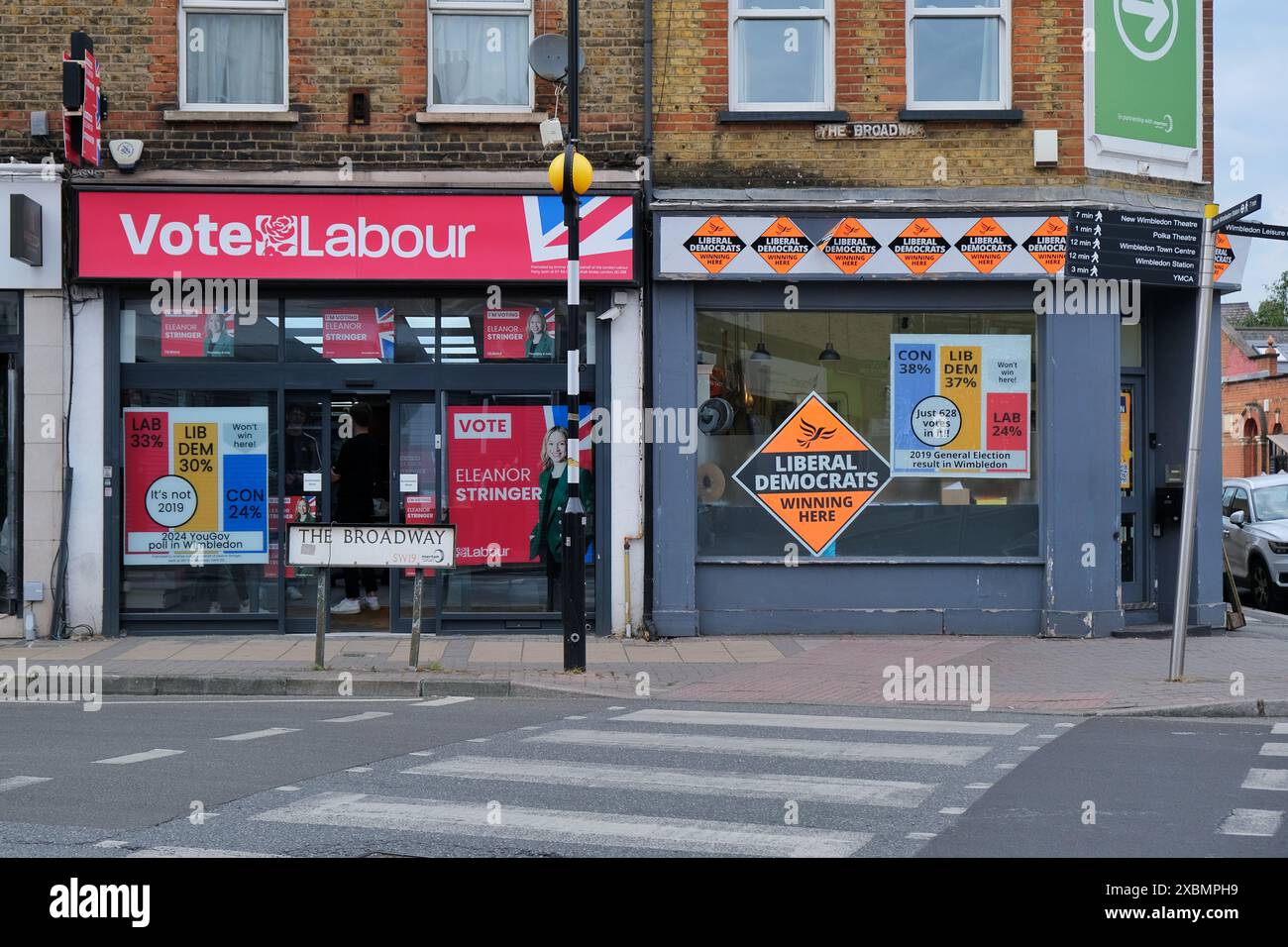 Les libéraux-démocrates et les partis travaillistes se sont installés avec des bureaux de circonscription côte à côte à South Wimbledon. Banque D'Images