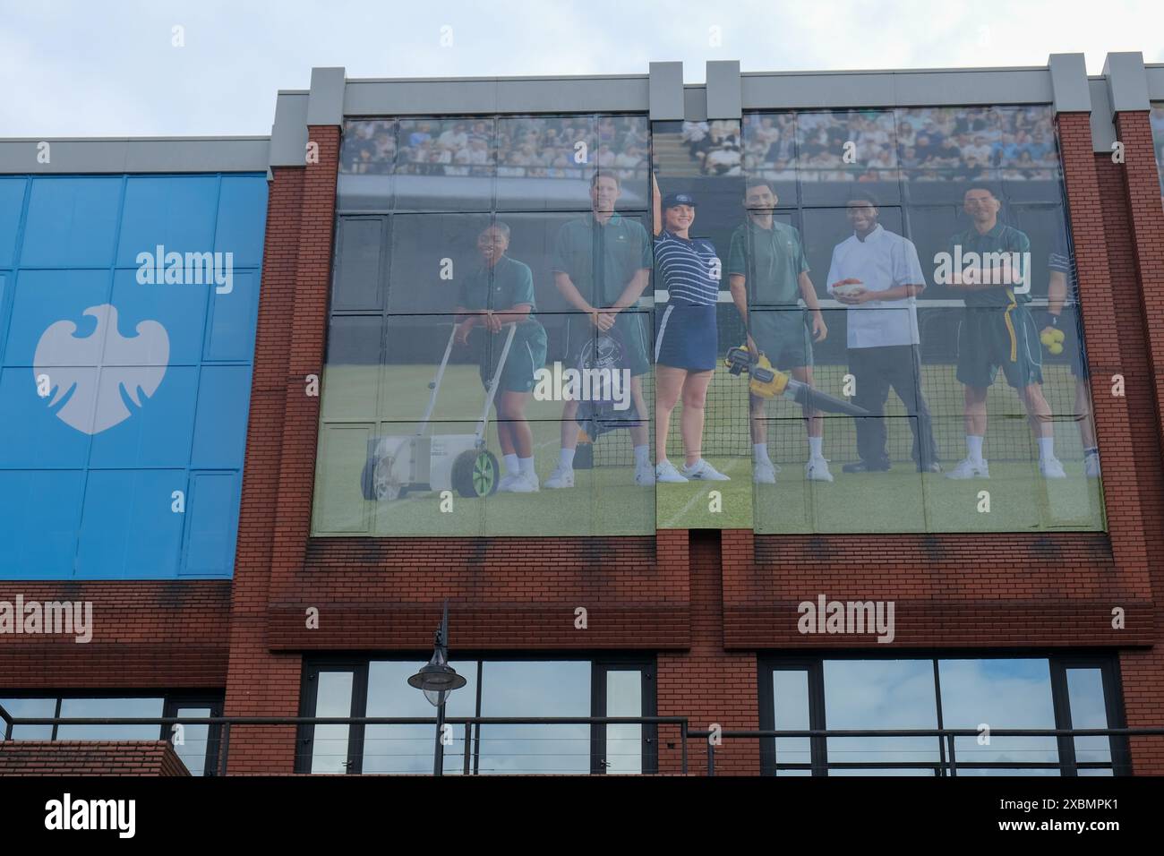 Wimbledon, Royaume-Uni. Publicité de Barclays Bank sur un bâtiment faisant face à la gare principale présentant une scène de tournoi de tennis de Wimbledon. Banque D'Images