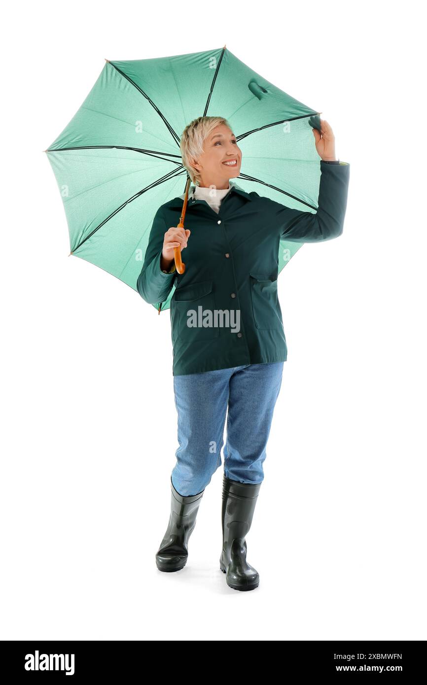 Belle femme mature avec parapluie isolé sur fond blanc Banque D'Images