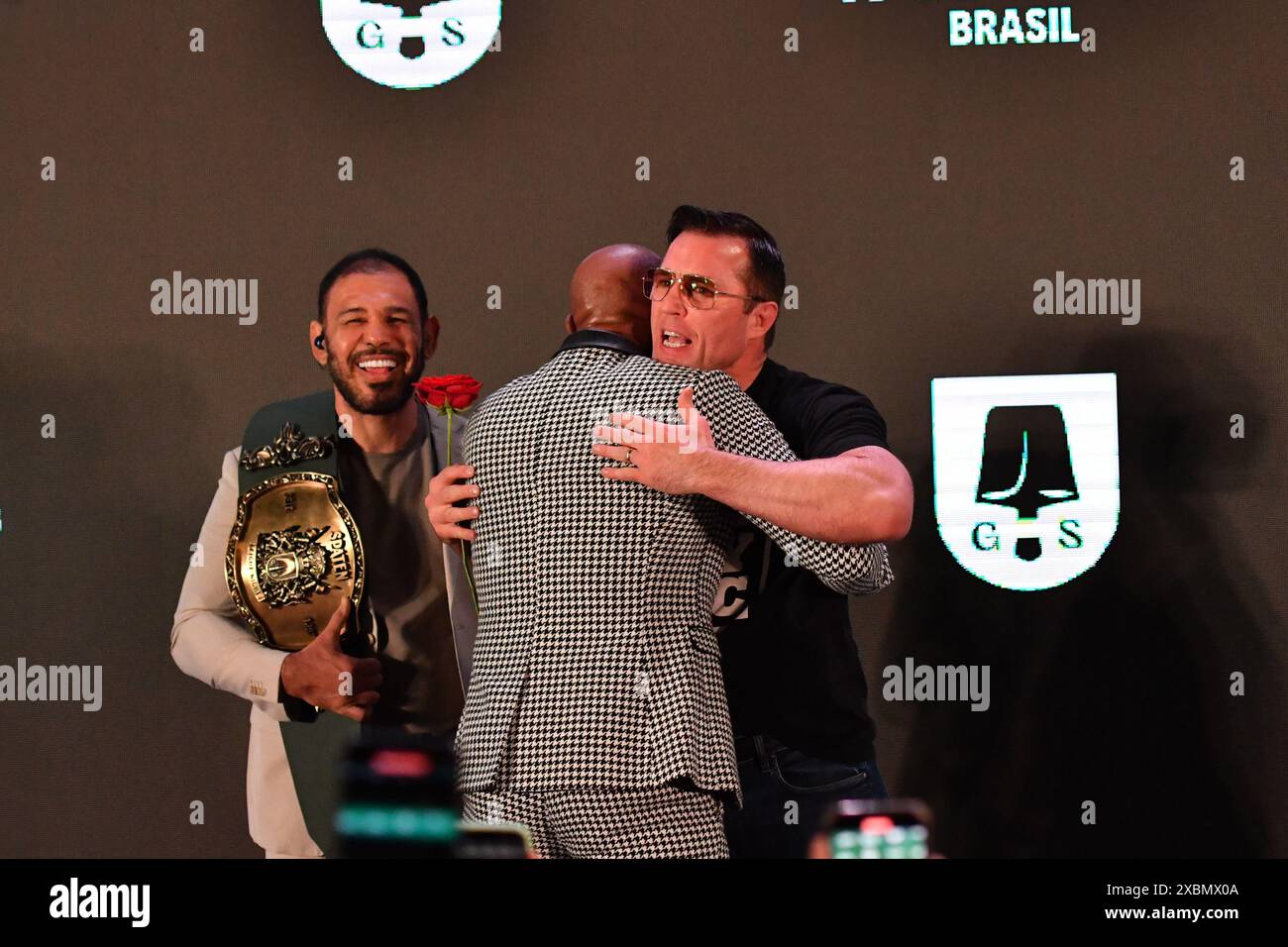 Sao Paulo, Brésil. 12 juin 2024. São PAULO, BRÉSIL - 12 JUIN : (de gauche à droite) Anderson Silva donne une rose à Chael Sonnen pendant la nuit Spaten Fight - Silva x Sonnen : Journée des médias au B32 Faria Lima Building le 12 juin 2024 à Sao Paulo, Brésil. (Photo de Leandro Bernardes/PxImages/SIPA USA) crédit : SIPA USA/Alamy Live News Banque D'Images