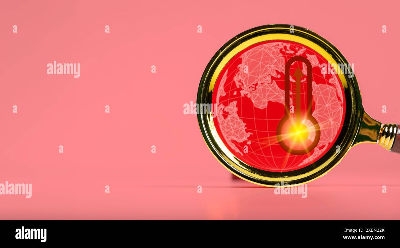 Concepts de réchauffement climatique et d'effet de serre. Gros plan de l'icône de température élevée du thermomètre météorologique à degré chaud et du globe terrestre en verre dans la loupe Banque D'Images