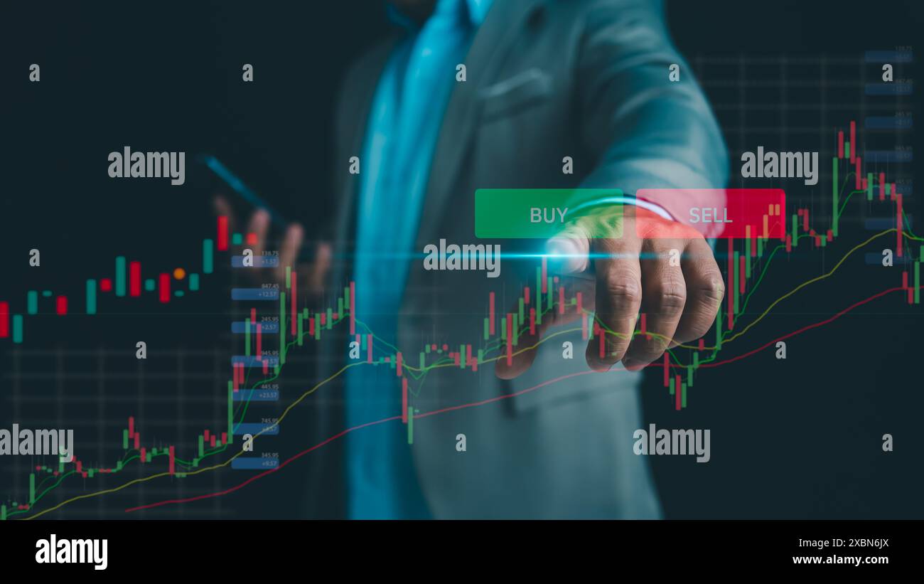 Croissance d'entreprise, progrès ou concept de succès, homme d'affaires ou commerçant est touchant montrant un stock d'hologramme virtuel croissant, la planification d'entreprise et strat Banque D'Images