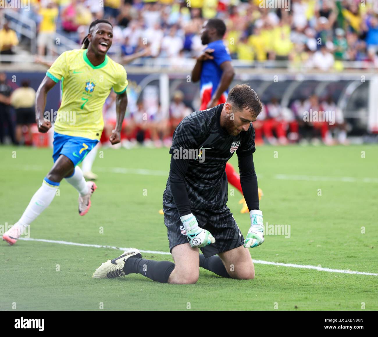 Orlando, Floride, États-Unis. 12 juin 2024. Le gardien américain MATT TURNER (1) réagit après avoir abandonné un but à la 17e minute alors que l’attaquant brésilien VINICIUS JUNIOR (7) fait un geste de célébration lors d’un match de soccer amical international le 12 juin 2024 à Orlando, en Floride. Le match a terminé un match nul de 1-1. (Crédit image : © Scott Coleman/ZUMA Press Wire) USAGE ÉDITORIAL SEULEMENT! Non destiné à UN USAGE commercial ! Banque D'Images