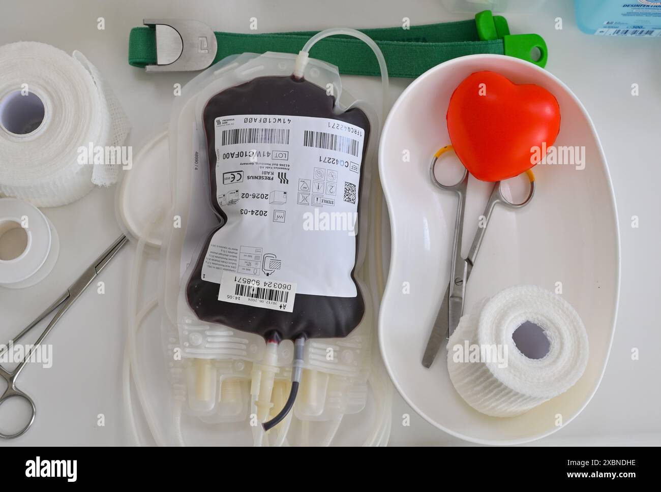 12 juin 2024, Brandenburg, Cottbus : une banque de sang est à la DRK Blood Donor Service North-East. La Journée mondiale du don de sang est célébrée le 14 juin. Karl Landsteiner, le découvreur des groupes sanguins, est né le 14 juin 1868. Chaque année, lors de la Journée mondiale du don de sang, les services de don de sang de la Croix-Rouge allemande font la promotion active de la campagne #MissingType. L'objectif est d'attirer l'attention sur le don de sang et son importance pour la société. Ce jour-là, les lettres A, B et O, qui représentent les quatre principaux groupes sanguins A, AB, B et 0, sont absentes de nombreux noms et logos célèbres. Fidèle à la devise : 'C'est seulement non Banque D'Images