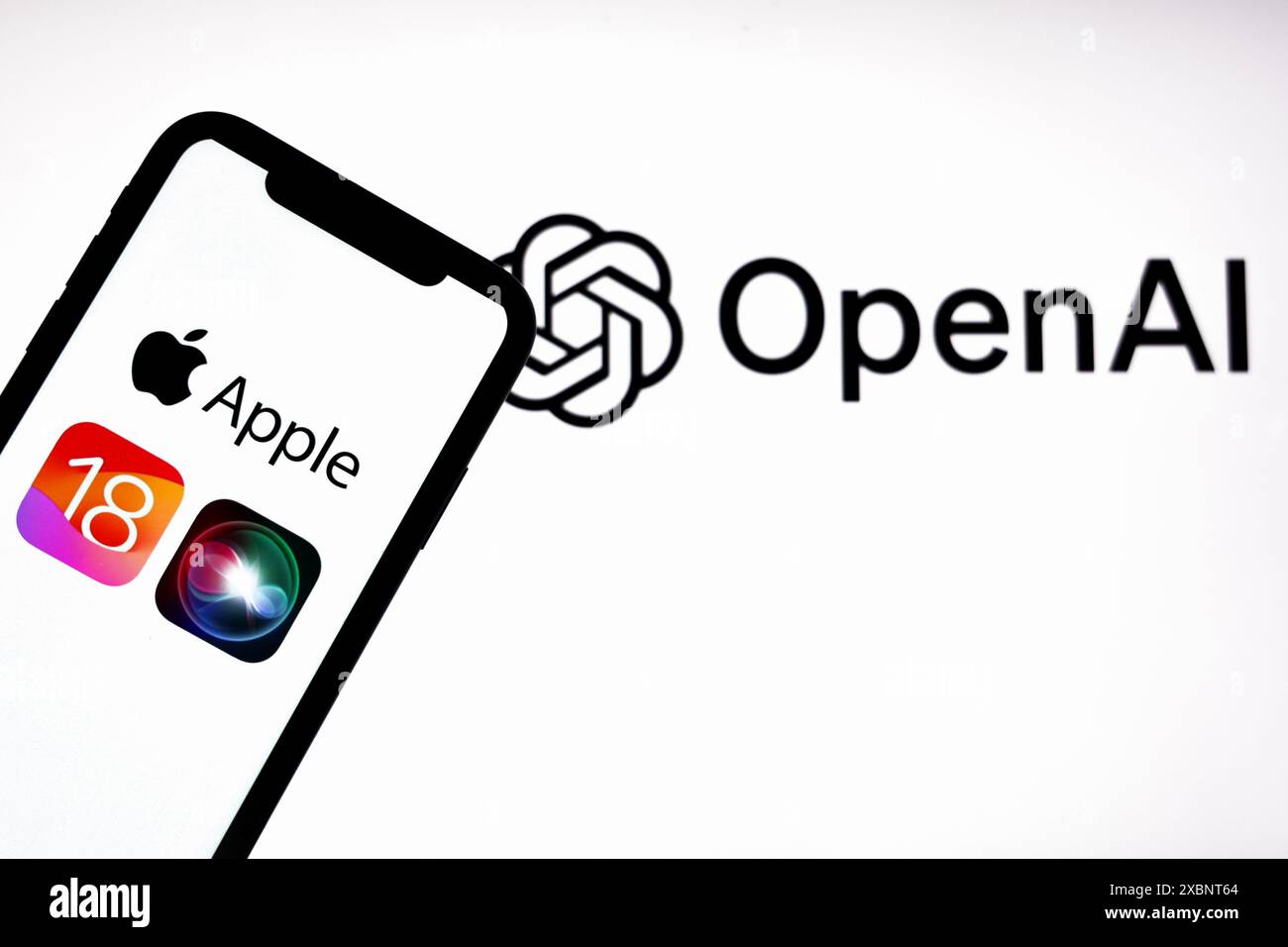 Cracovie, Pologne. 12 juin 2024. Dans cette illustration photo, un logo Apple iOS 18 vu affiché sur un iPhone Apple avec le logo Open ai en arrière-plan. Après la présentation du nouvel iOS à la WWDC, une controverse et des préoccupations sur les questions de confidentialité ont surgi autour de ses fonctionnalités basées sur Open IA. Crédit : SOPA images Limited/Alamy Live News Banque D'Images