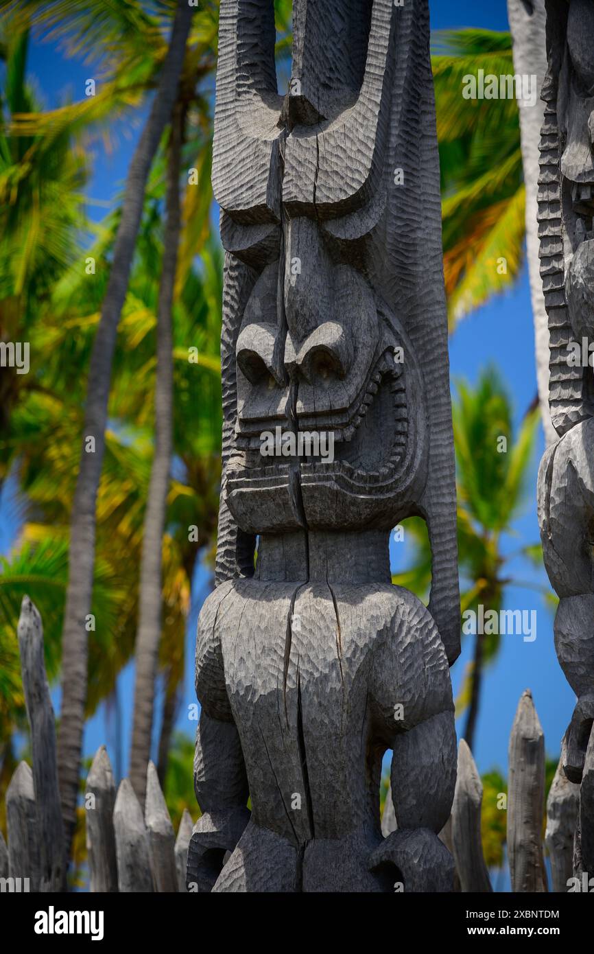 Sculptures traditionnelles hawaïennes sur bois au parc historique national pu'uhonua O Honaunau. Banque D'Images