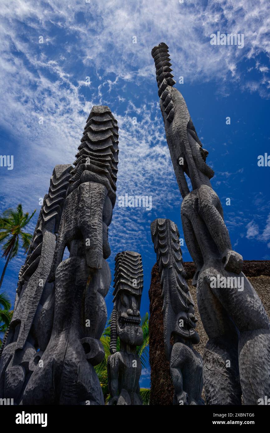 Sculptures traditionnelles hawaïennes sur bois au parc historique national pu'uhonua O Honaunau. Banque D'Images