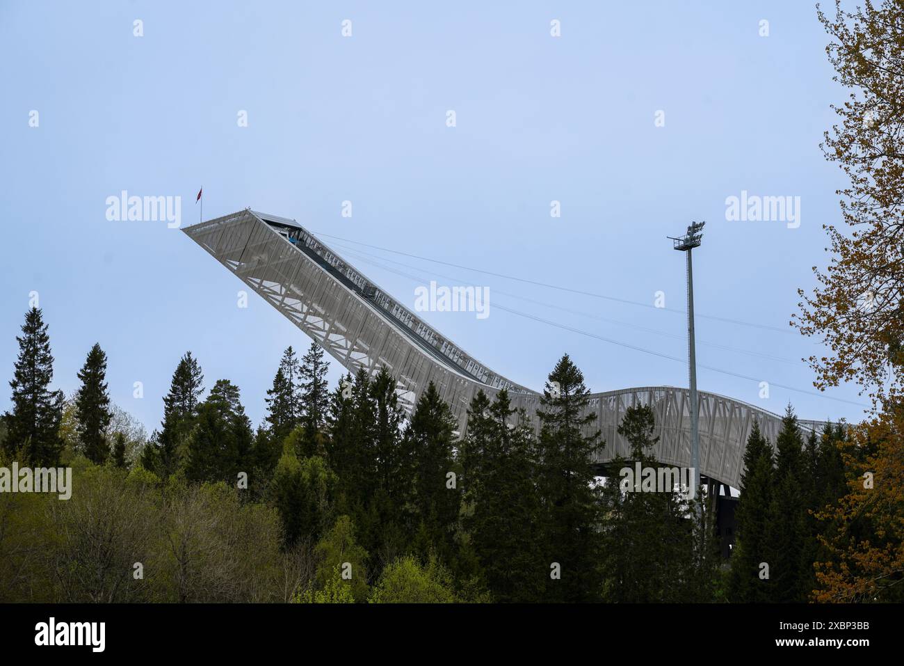 Télésiège à Holmenkollbakken, un saut à ski sur le mont Holmenkollen dans la ville d'Oslo. Les Jeux olympiques d'hiver de 1952 ont eu lieu ici. Banque D'Images