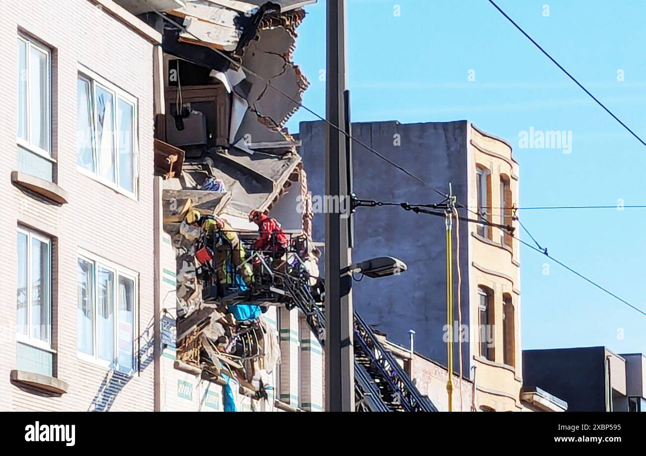 Anvers, Belgique. 13 juin 2024. Scène d'une explosion au Sint-Bernardsesteenweg à Hoboken, Anvers, jeudi 13 juin 2024. L'incident a eu lieu vers 6h20. Trois étages du bâtiment se sont effondrés. Les services d'urgence sont sur place à la recherche de personnes sous les décombres. Au moins 6 personnes sont signalées blessées. BELGA PHOTO TIJS VANDERSTAPPEN crédit : Belga News Agency/Alamy Live News Banque D'Images