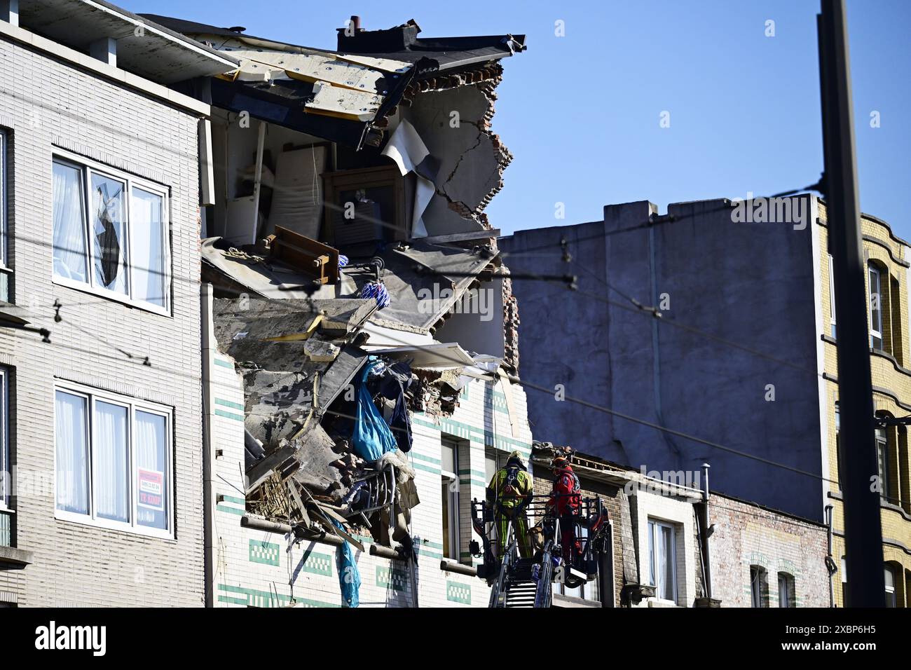 Anvers, Belgique. 13 juin 2024. Scène d'une explosion au Sint-Bernardsesteenweg à Hoboken, Anvers, jeudi 13 juin 2024. L'incident a eu lieu vers 6h20. Trois étages du bâtiment se sont effondrés. Les services d'urgence sont sur place à la recherche de personnes sous les décombres. Au moins 6 personnes sont signalées blessées. BELGA PHOTO DIRK WAEM crédit : Belga News Agency/Alamy Live News Banque D'Images