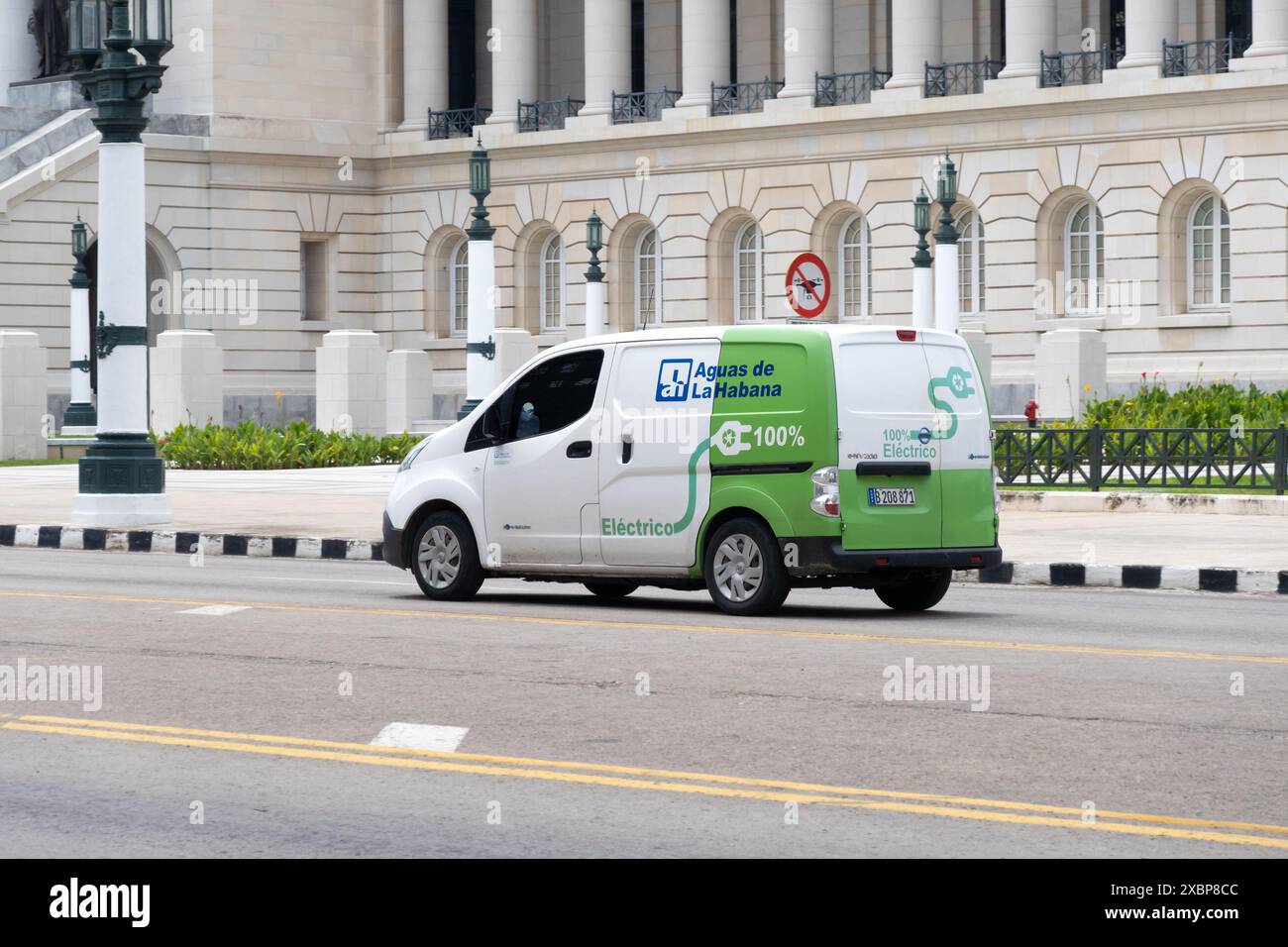 LA HAVANE, CUBA - 28 AOÛT 2023 : fourgonnette électrique Nissan e-NV200 de la société Aguas de la Habana à la Havane, Cuba Banque D'Images