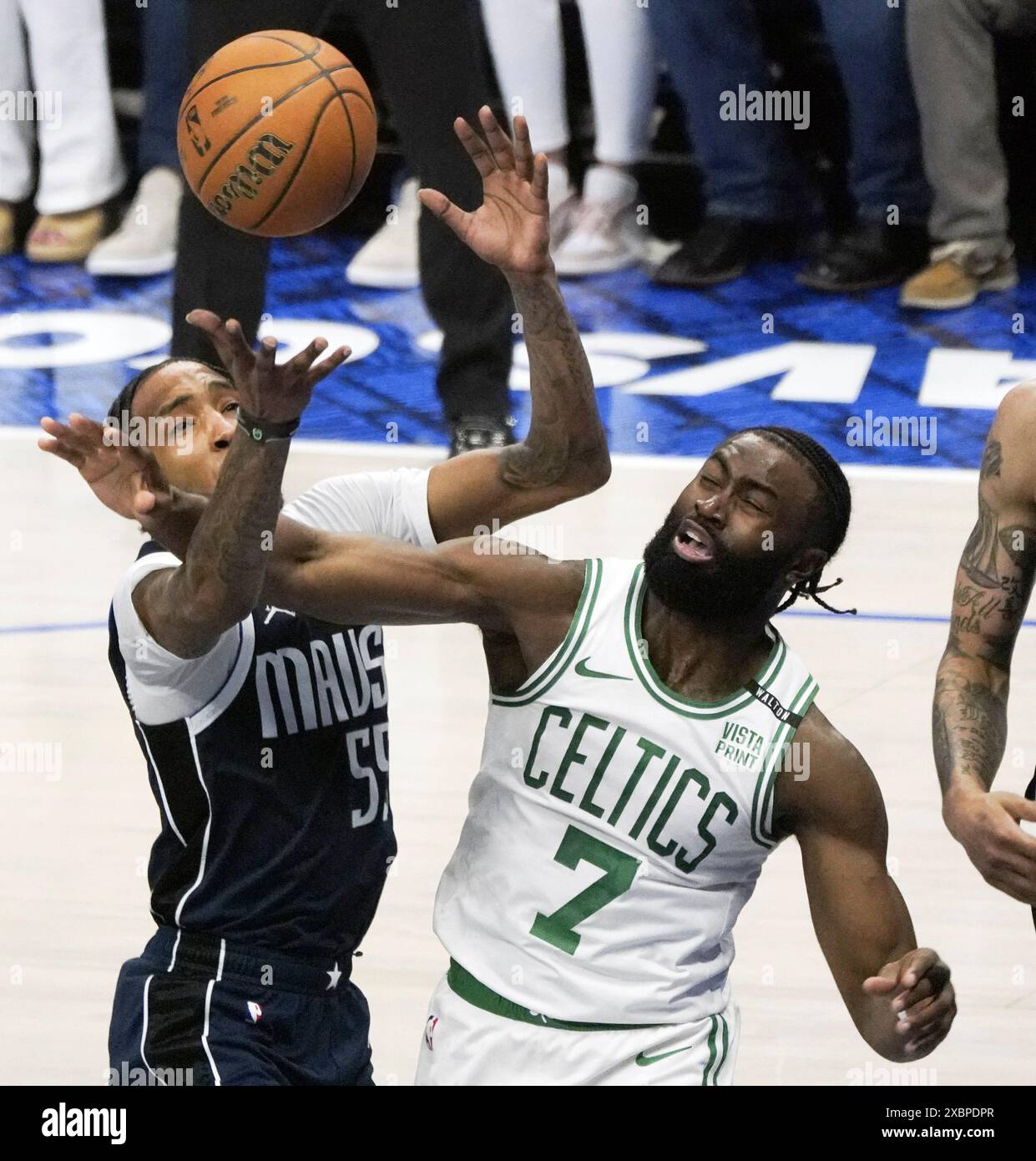 Dallas, États-Unis. 12 juin 2024. Jaylen Brown (R) des Boston Celtics défend Derrick Jones Jr. Des Dallas Mavericks lors du match 3 entre les Boston Celtics et Dallas Mavericks lors de la finale de la saison 2023-2024 de la NBA à Dallas, Texas, États-Unis, le 12 juin 2024. Crédit : Wu Xiaoling/Xinhua/Alamy Live News Banque D'Images