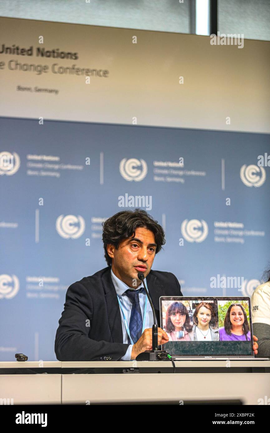 11 juin 2024, Bonn, Allemagne, Allemagne : un journaliste azerbaïdjanais, AMIN, montre une photo de femmes blessées en Azerbaïdjan et parle des injustices qu'il croit négligées, lors d'une conférence de presse sur GYDI: assurer l’engagement civique significatif des jeunes dans la COP29 et l’action climatique au Centre de conférences mondial du Campus des Nations Unies à Bonn le jour 7 de la conférence SB 60. C’est la préparation de la COP29 qui aura lieu à Bakou, Azerbaïdjan, en novembre de cette année. Les journalistes et les manifestants visuels ont poussé contre le pays du caucus inférieur en raison de son ri humain présumé Banque D'Images