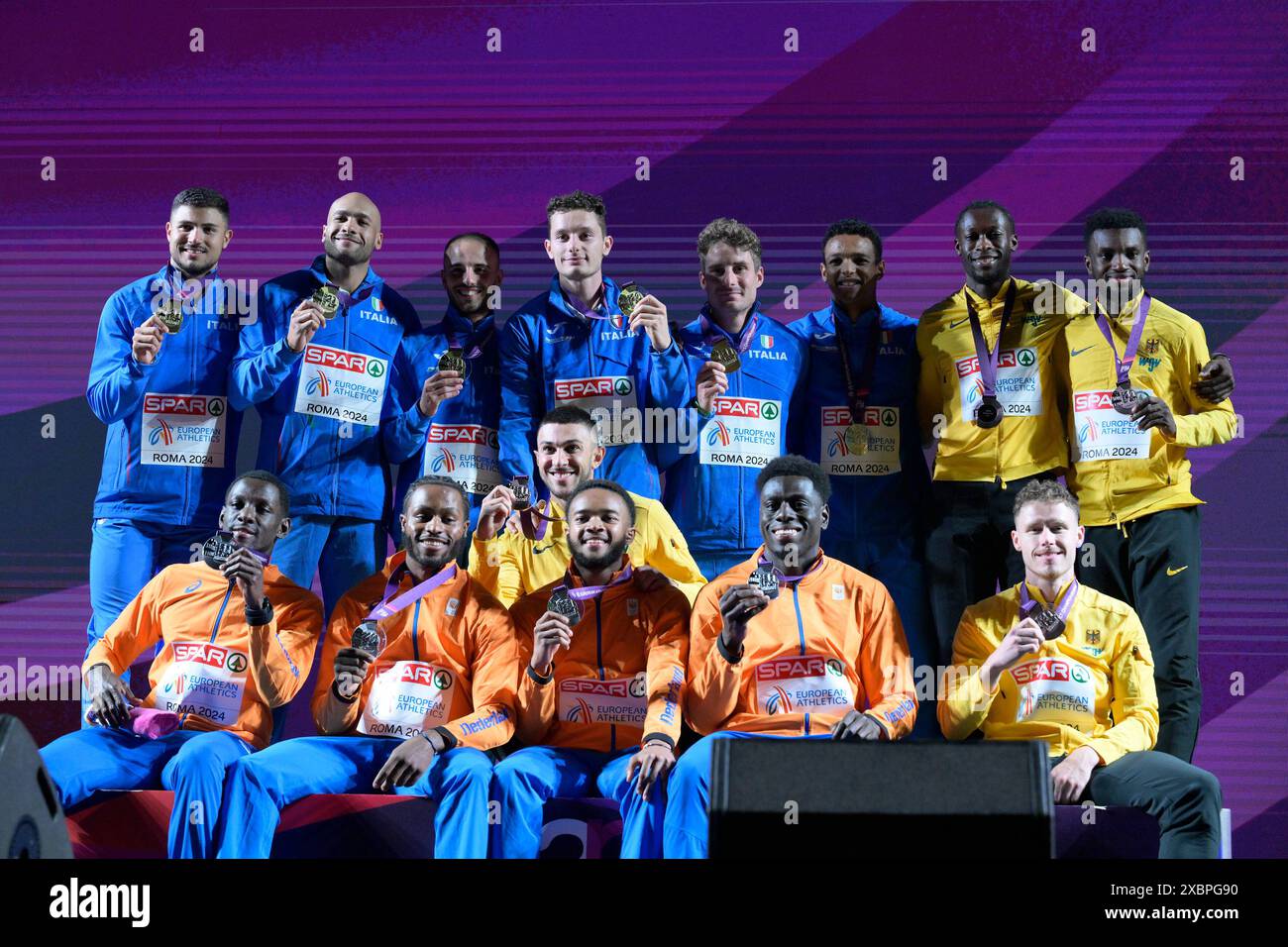 Médaillés d'or, Matteo Melluzzo, Lamont Marcell Jacobs, Lorenzo Patta, Filippo Tortu, Roberto Rigali et Lorenzo Ndele Simonelli de l'équipe Italie, médaillés d'argent Taymir Burnet, Nsikak Ekpo, Xavi Mo-Ajok et Elvis Afrifa de l'équipe pays-Bas et médaillés de bronze Kevin Kranz, Owen Ansah, Deniz Almas et Lucas Ansah-Peprah de l'équipe Allemagne et posent pour une photo lors de la cérémonie de remise des médailles pour la finale du relais 4x100m masculin lors de la 26e édition des Championnats d'Europe d'athlétisme de Rome 2024 au stade olympique de Rome, Italie - mercredi 12 juin 2024 - Sport, Athlétisme (photo de Fabrizio Corra Banque D'Images