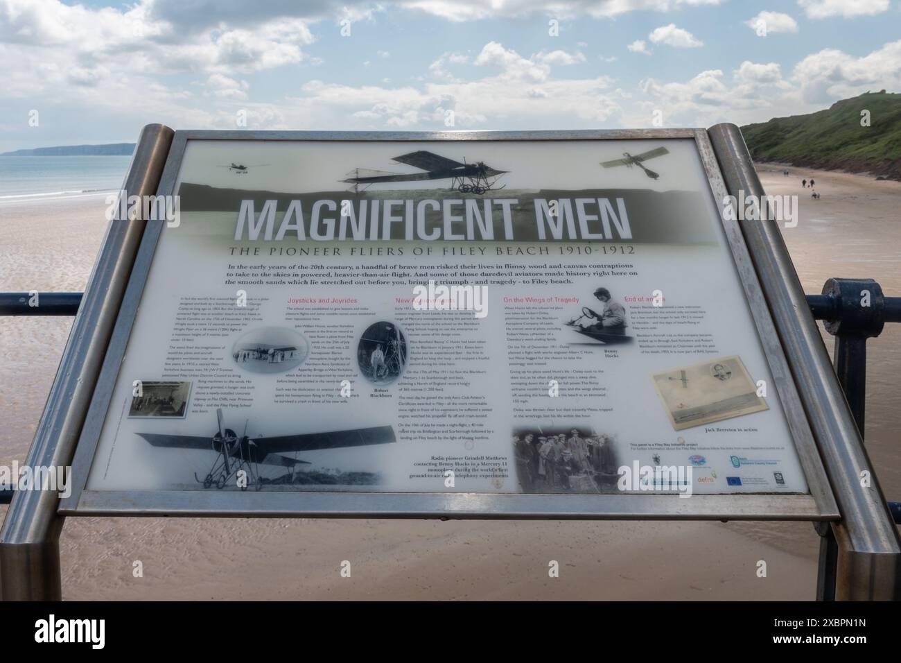 Panneau d'information à côté de Filey Beach, North Yorkshire, Angleterre, Royaume-Uni, sur les hommes magnifiques, histoire des aviateurs pionniers de 1910 à 1912 Banque D'Images
