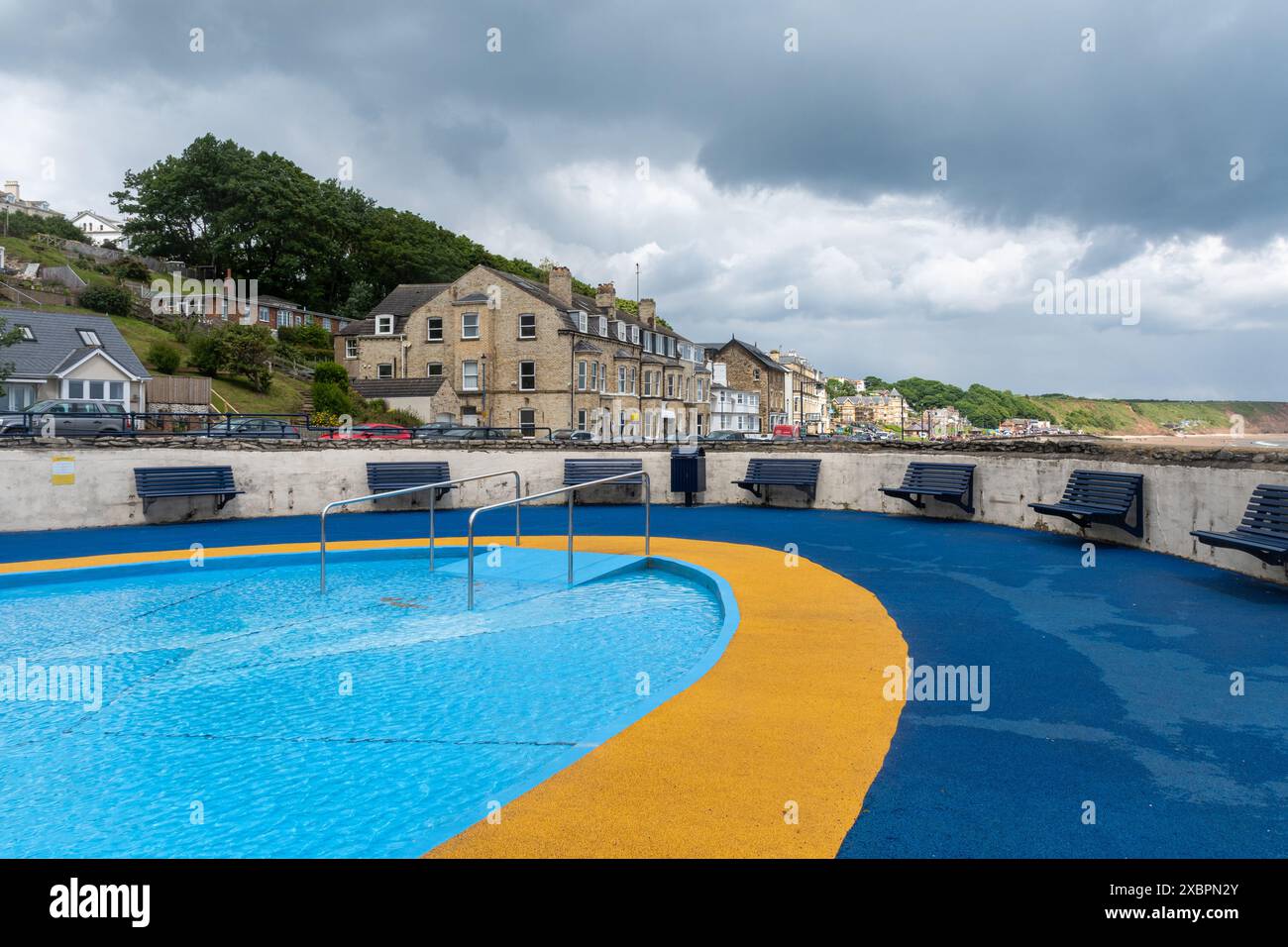 Pataugeoire sur le front de mer ou la promenade de Filey, une attraction touristique dans la station balnéaire, North Yorkshire, Angleterre, Royaume-Uni Banque D'Images