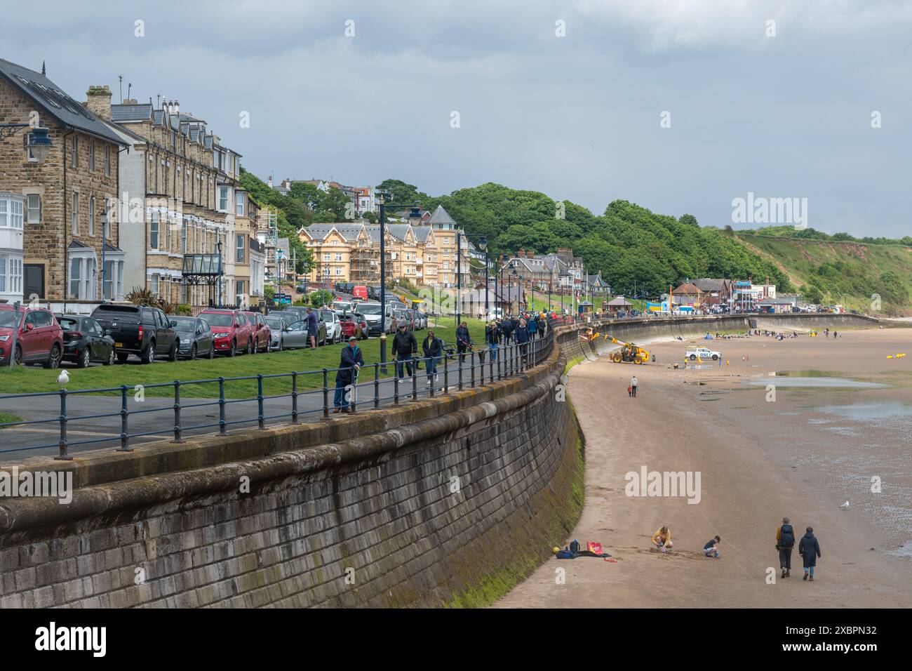 Filey, North Yorkshire, Angleterre, Royaume-Uni, vue sur la plage de sable et la promenade sur le front de mer de la station balnéaire Banque D'Images