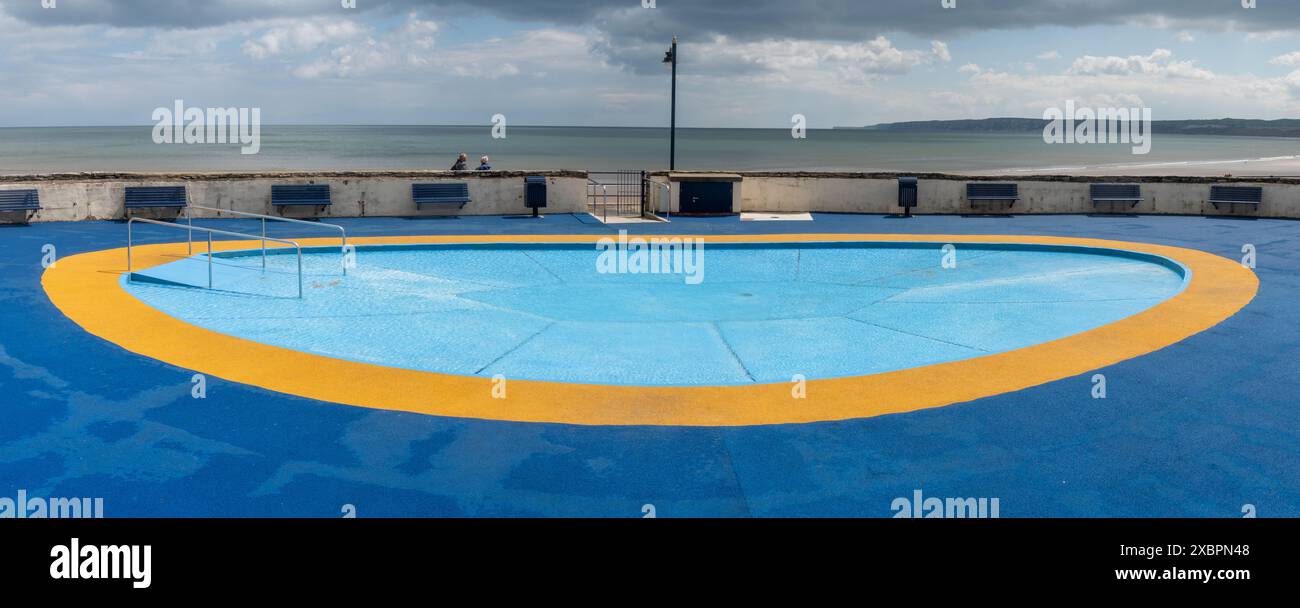 Pataugeoire sur le front de mer ou la promenade de Filey, une attraction touristique dans la station balnéaire, North Yorkshire, Angleterre, Royaume-Uni Banque D'Images