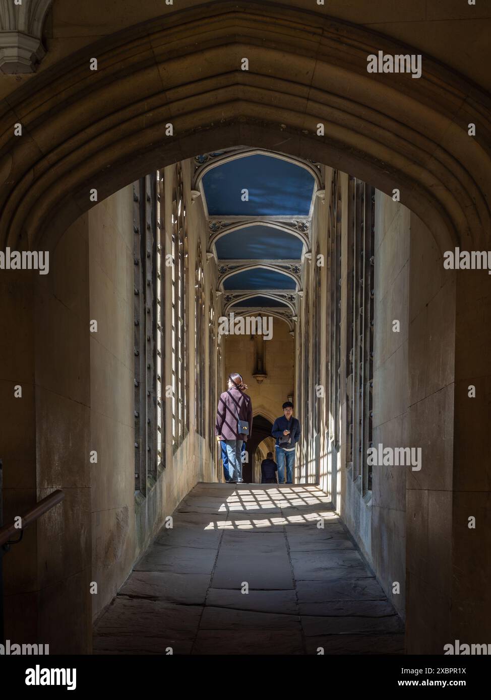 Les gens traversant le pont des Soupirs, St Johns College, Cambridge, Royaume-Uni Banque D'Images