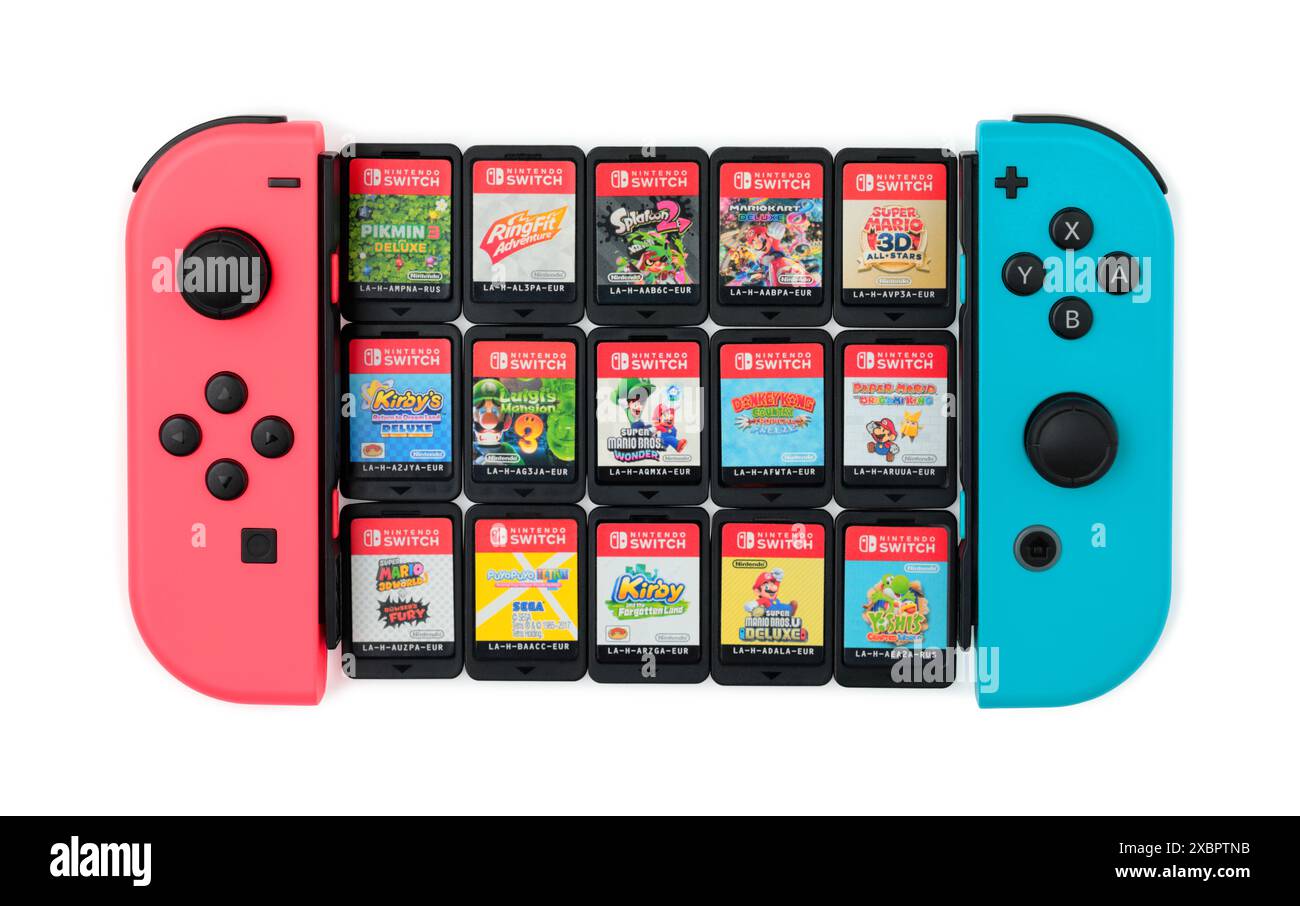 Cartouches de jeux Nintendo avec Joy-cons de console Nintendo Switch, isolées sur fond blanc. La Nintendo Switch est la septième maison majeure de Nintendo c Banque D'Images