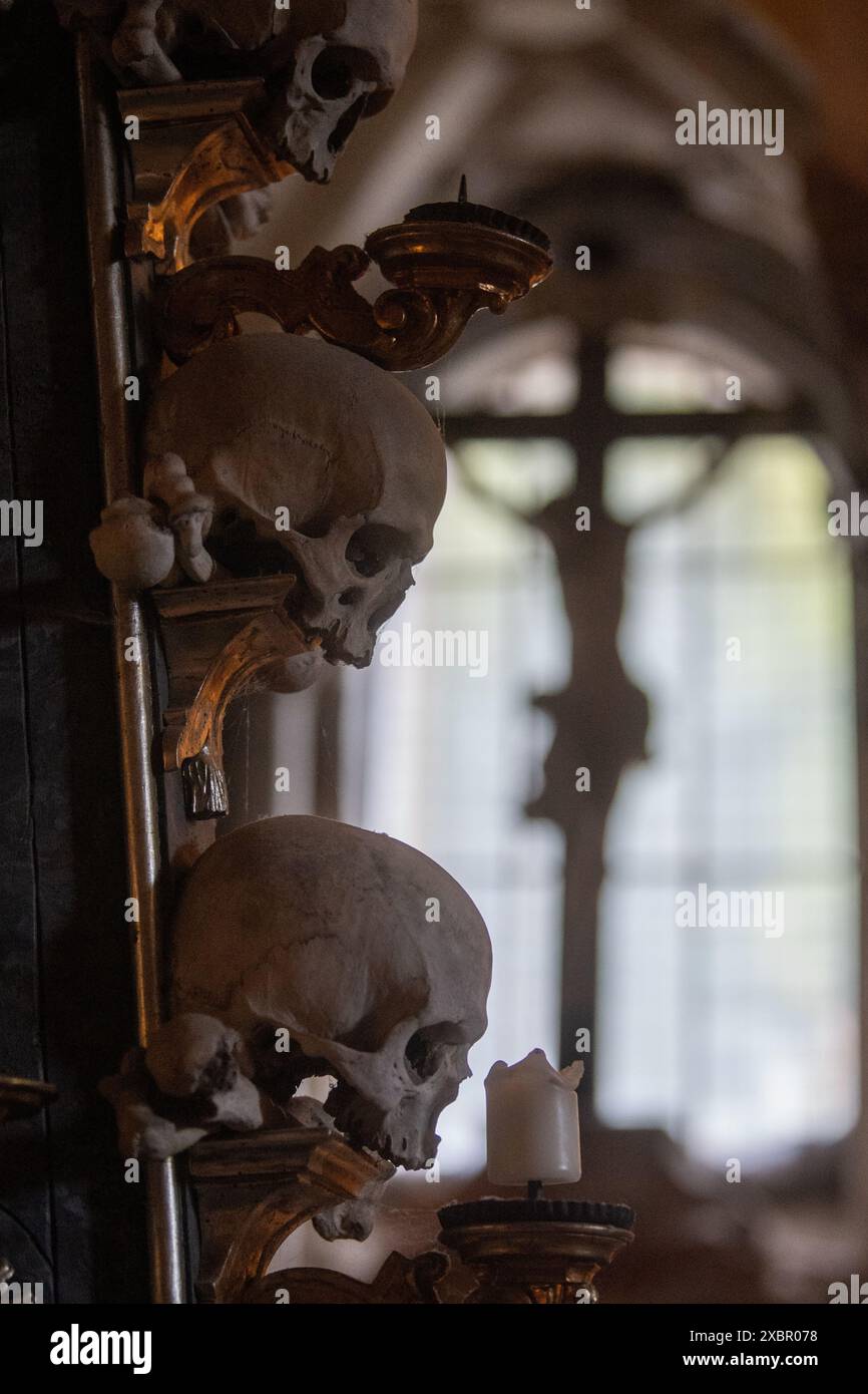 Église du cimetière de tous les Saints avec ossuaire à Kutna Hora, République tchèque, 13 juin 2024. Les experts ont achevé la restauration de la première pyramide d'os humains, qui a dû être démantelée pendant la reconstruction totale. Il a fallu deux ans pour le remonter. Les crânes et les os individuels, qui provenaient des victimes de la peste et des guerres hussites, devaient être nettoyés, traités, séchés et remontés après la pose de la structure en bois. Il y a quatre pyramides d'ossements dans l'ancienne chapelle du cimetière du XIVe siècle, la première dans la partie nord-ouest a été réparée. Les trois autres attendent t Banque D'Images