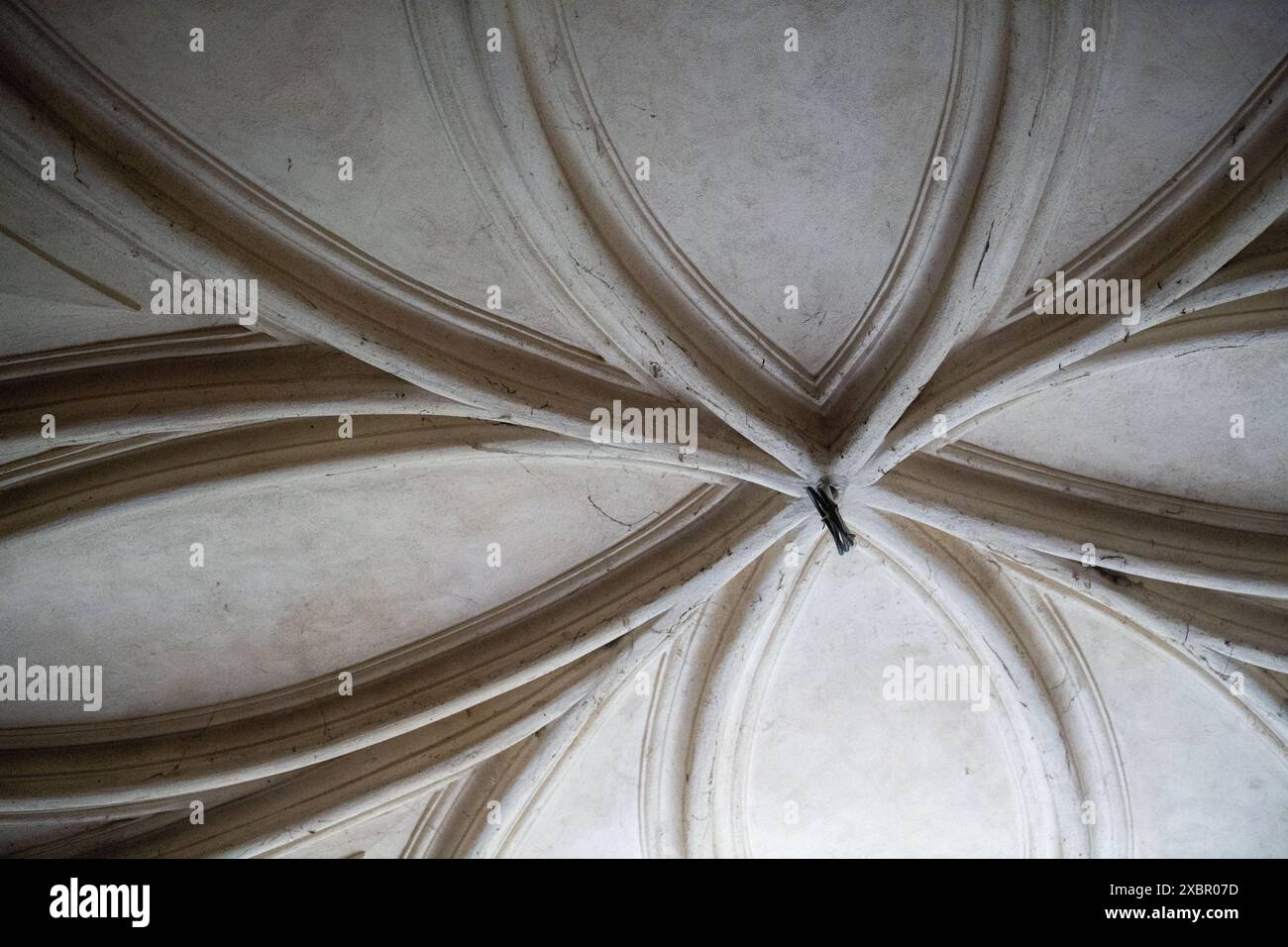 Église du cimetière de tous les Saints avec ossuaire à Kutna Hora, République tchèque, 13 juin 2024. Les experts ont achevé la restauration de la première pyramide d'os humains, qui a dû être démantelée pendant la reconstruction totale. Il a fallu deux ans pour le remonter. Les crânes et les os individuels, qui provenaient des victimes de la peste et des guerres hussites, devaient être nettoyés, traités, séchés et remontés après la pose de la structure en bois. Il y a quatre pyramides d'ossements dans l'ancienne chapelle du cimetière du XIVe siècle, la première dans la partie nord-ouest a été réparée. Les trois autres attendent t Banque D'Images