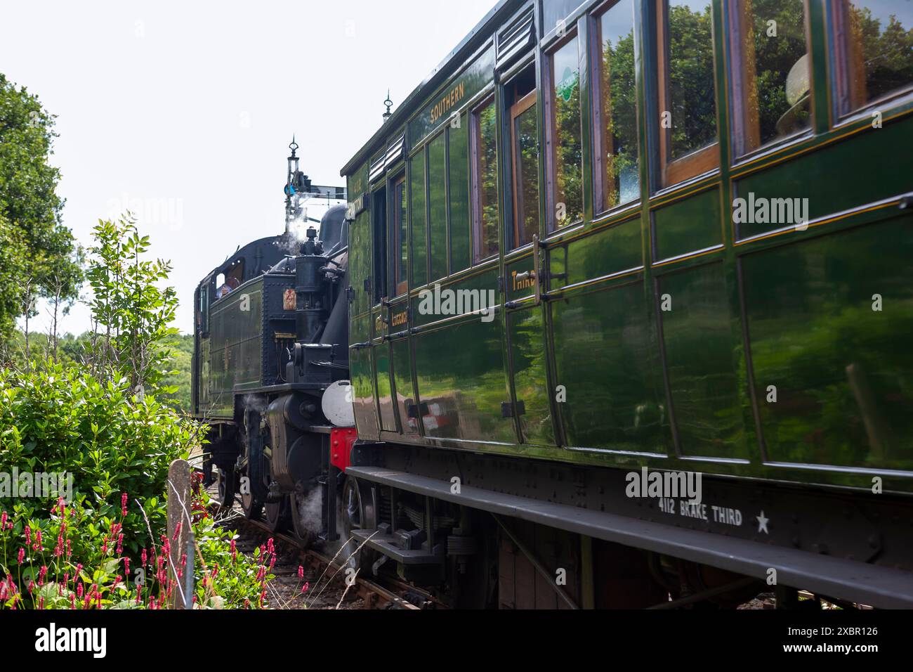 Locomotive à vapeur IVATT CLASSE 2, no 41298, tractant un train de la gare de Havenstreet sur le chemin de fer à vapeur de l'île de Wight, île de Wight, Angleterre, Royaume-Uni Banque D'Images