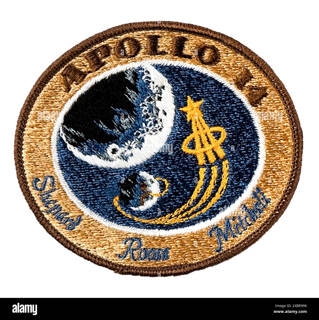 Apollo 14 a brodé mission lunaire d'atterrissage 1970 insigne montrant une épingle de cravate de corps d'astronautes approchant la lune et a été conçu par l'équipage : Alan Shepard, Stuart Roosa et Edgar Mitchell. Banque D'Images